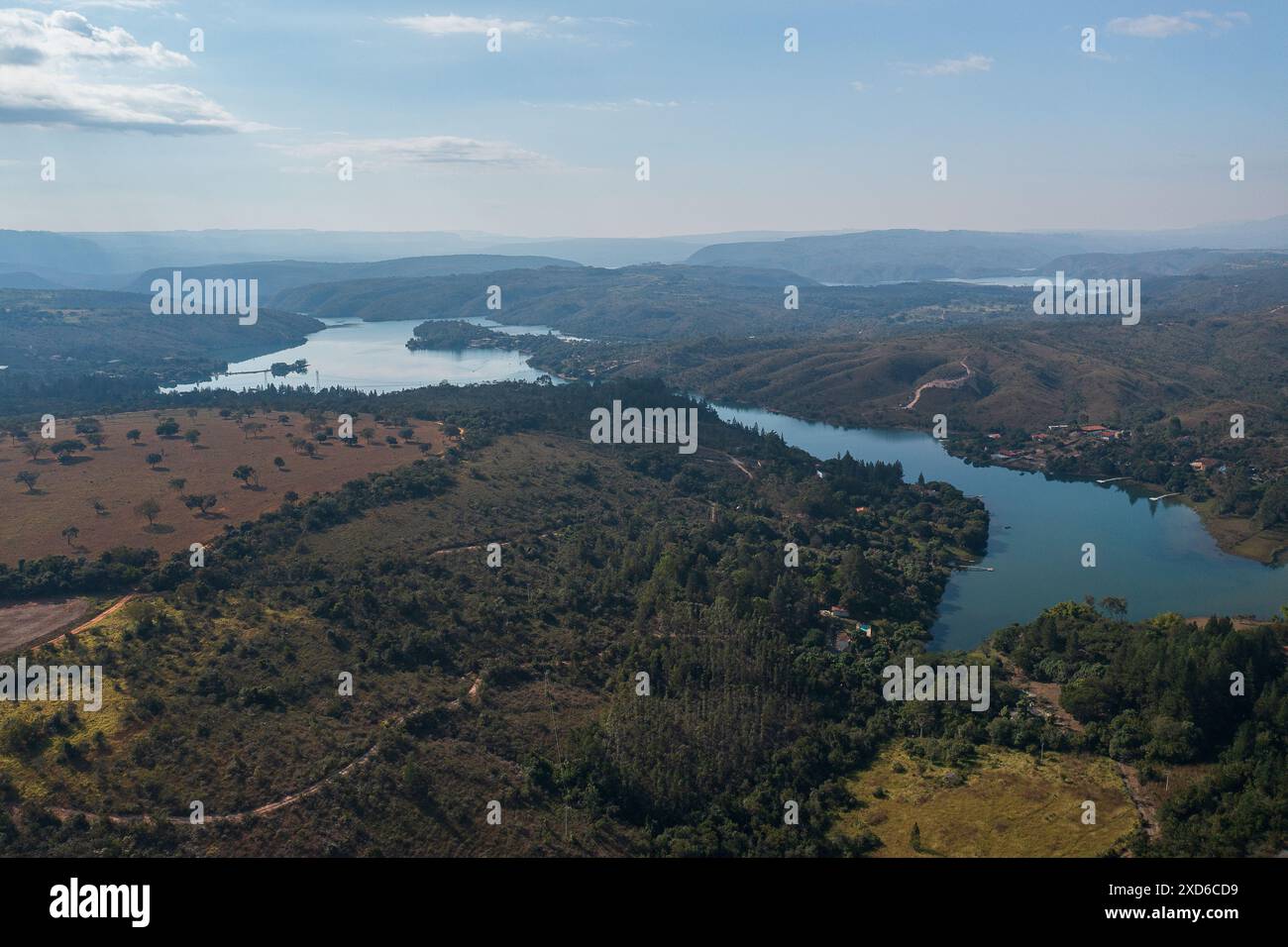 Aus der Vogelperspektive auf die Berge und den Staudamm am Rio Grande in Pedregulho, Sao Paulo. Stockfoto