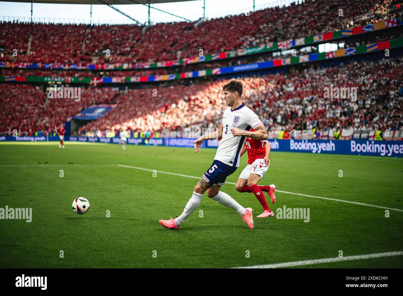 Frankfurt, Deutschland, 20. Juni 2024 FRANKFURT, DEUTSCHLAND - 20. JUNI: John Stones von England im Kampf beim Gruppenspiel der UEFA Euro 2024-Meisterschaft Gruppe C zwischen Dänemark und England in der Frankfurt Arena am 20. Juni 2024 in Frankfurt. (Foto: Dan O' Connor/ATPImages) Dan O' Connor (Dan O' Connor/ATP Images/SPP) Stockfoto