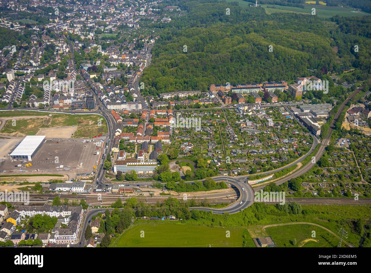 Aus der Vogelperspektive, Glasmacherviertel mit Neubau niu Seven Hotel, S-Bahn-Haltestelle Gerresheim, Brücke und geschwungener Glashüttenstraße über Eisenbahngleise, Stockfoto