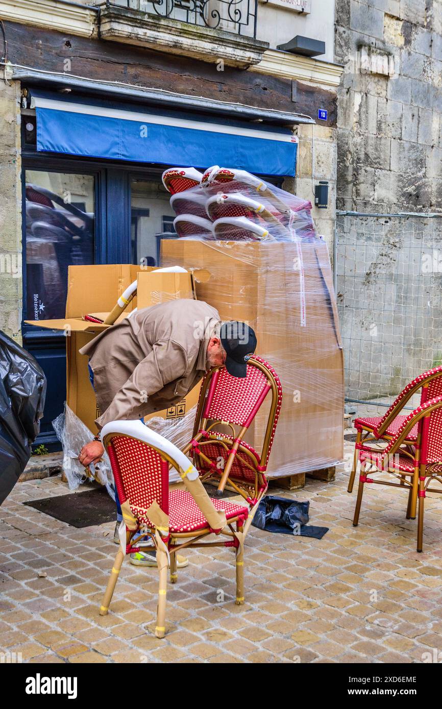 Cafe Manager Auspacken der Lieferung neuer Stühle - Tours, Indre-et-Loire (37), Frankreich. Stockfoto