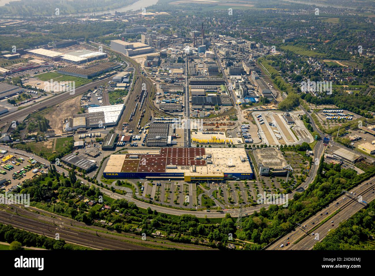 Luftaufnahme, Gewerbegebiet Halbuschstraße, Möbelgeschäft Ikea und Werk Henkel AG, Anschluss zum Güterbahnhof Holthausen, Düsseldorf, Rhinelan Stockfoto