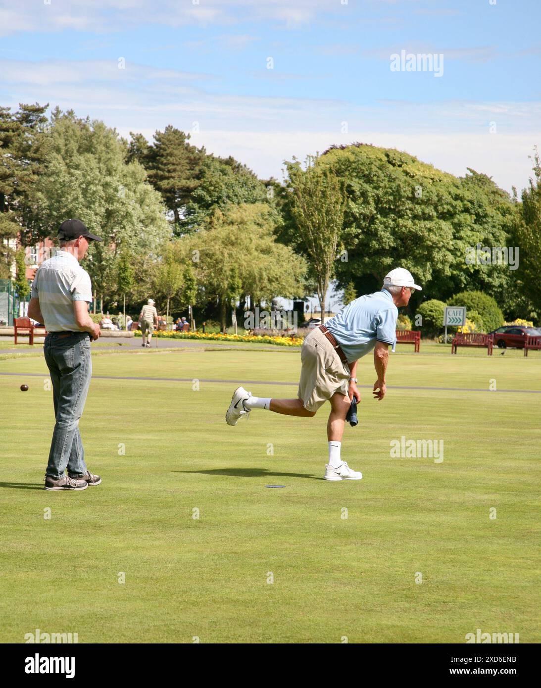 Intensive Konzentration bei einem Senioren Bowlingwettbewerb, Lowther Park, Lytham St. Annes, Lancashire Großbritannien Stockfoto