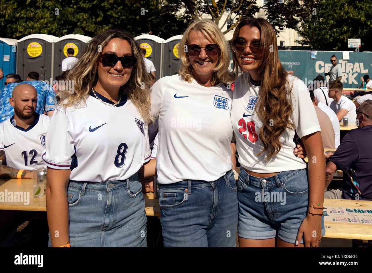 Central Park, Brighton, Großbritannien. Fans im Euro-Fan-Park, 4theFans, Central Park, Brighton im Dänemark-England-Fan-Park Brighton. David Smith/Alamy 25. Juni 2024 Stockfoto