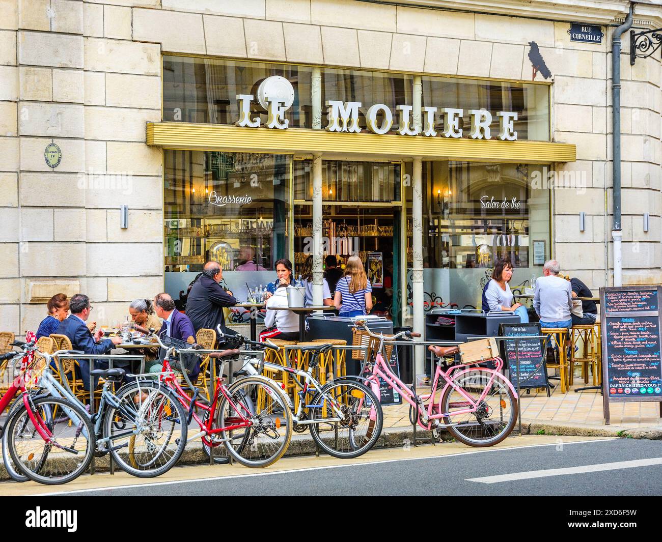 Mittags essen Sie auf der Außenterrasse des Theaterbistros „Le Moliere“ - Tours, Indre-et-Loire (37), Frankreich. Stockfoto