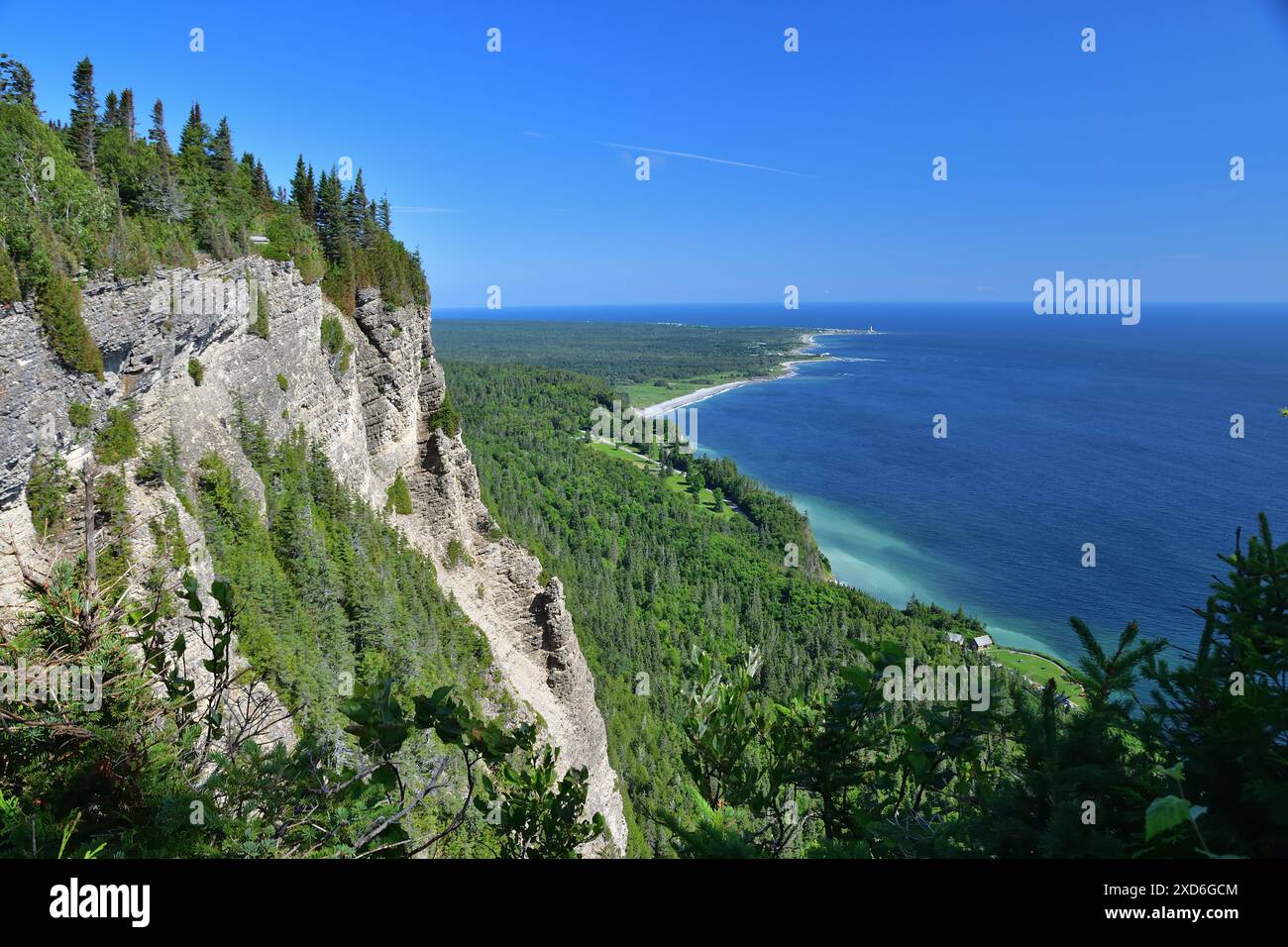 Landschaft im Osten kanadas Forillon-Nationalpark Cap bon ami. Wo Berge Klippen auf Meer treffen. Golf von Saint-Lawrence. Meereslandschaft mit Gaspesie. Stockfoto