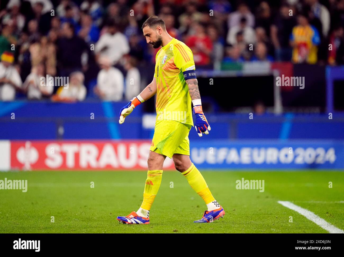 Der italienische Torhüter Gianluigi Donnarumma reagiert, nachdem er beim Gruppenspiel der UEFA Euro 2024 in der Arena AufSchalke in Gelsenkirchen den ersten Treffer erzielt hat. Bilddatum: Donnerstag, 20. Juni 2024. Stockfoto