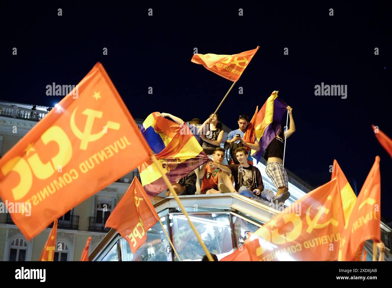 Kommunistische Demonstranten gegen die Monarchie in Puerta del Sol, Madrid, nachdem König Juan Carlos I. den Thron abdankt. Stockfoto