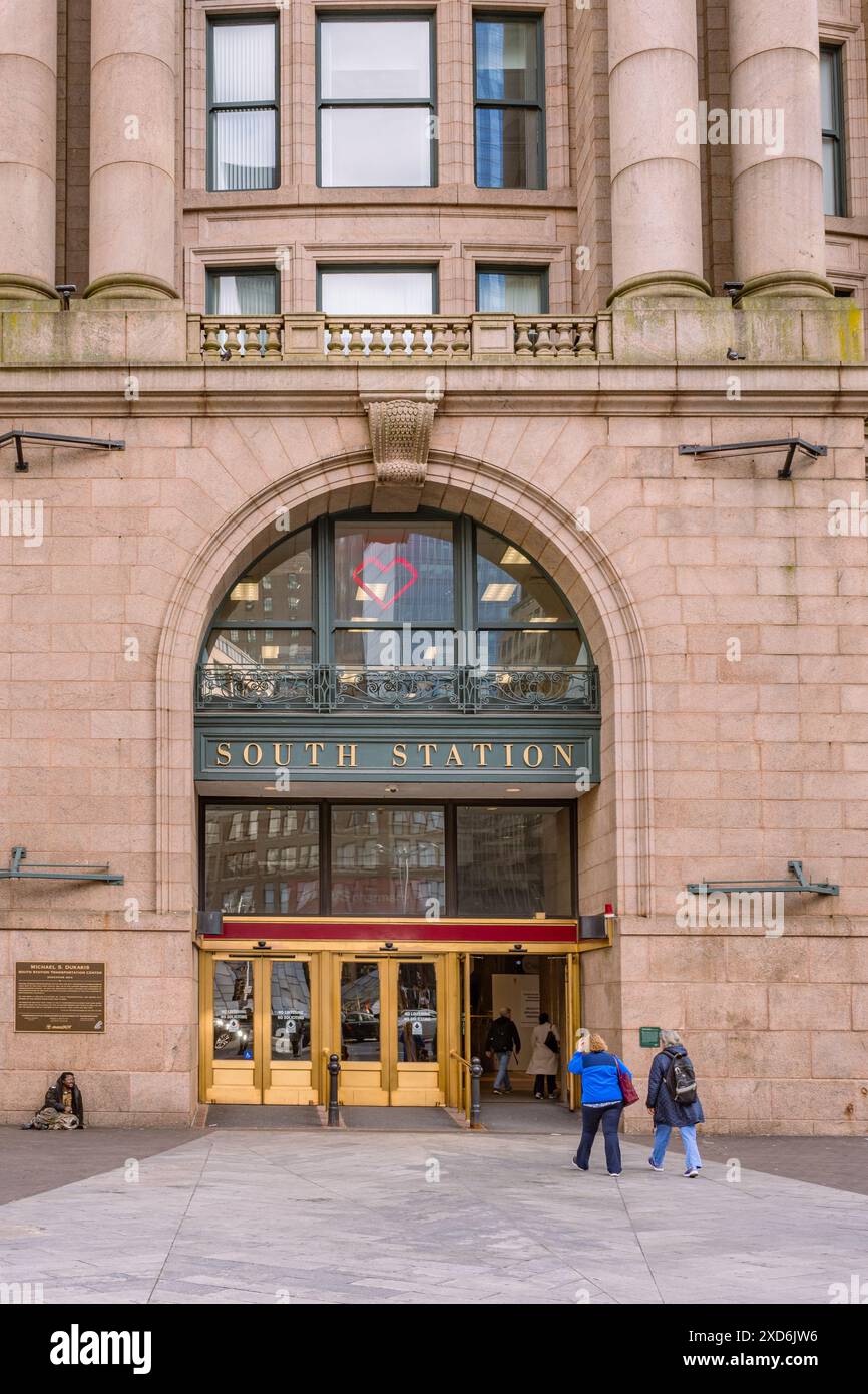 Boston, MA, USA-29. April 2024: Die Menschen betreten die Eingangstür des Bahnhofs South Station, einem Bahnhof im Stadtzentrum. Stockfoto