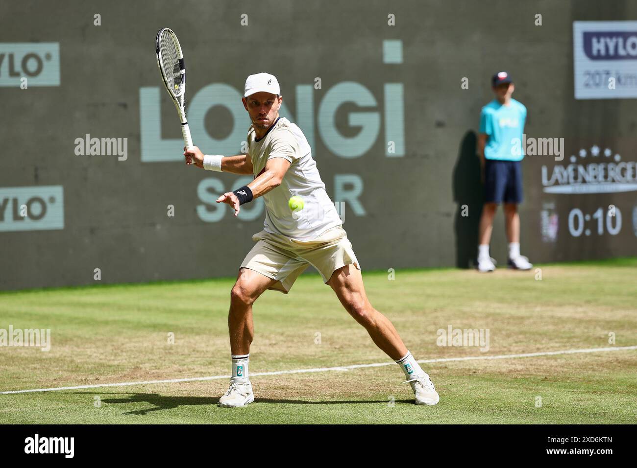Halle Westf, Westfalen, Deutschland. Juni 2024. James Duckworth (aus) kehrt 31 mit Vorhand zurück. TERRA WORTMANN OPEN, ATP500 - Herren Tennis (Bild: © Mathias Schulz/ZUMA Press Wire) NUR REDAKTIONELLE VERWENDUNG! Nicht für kommerzielle ZWECKE! Stockfoto