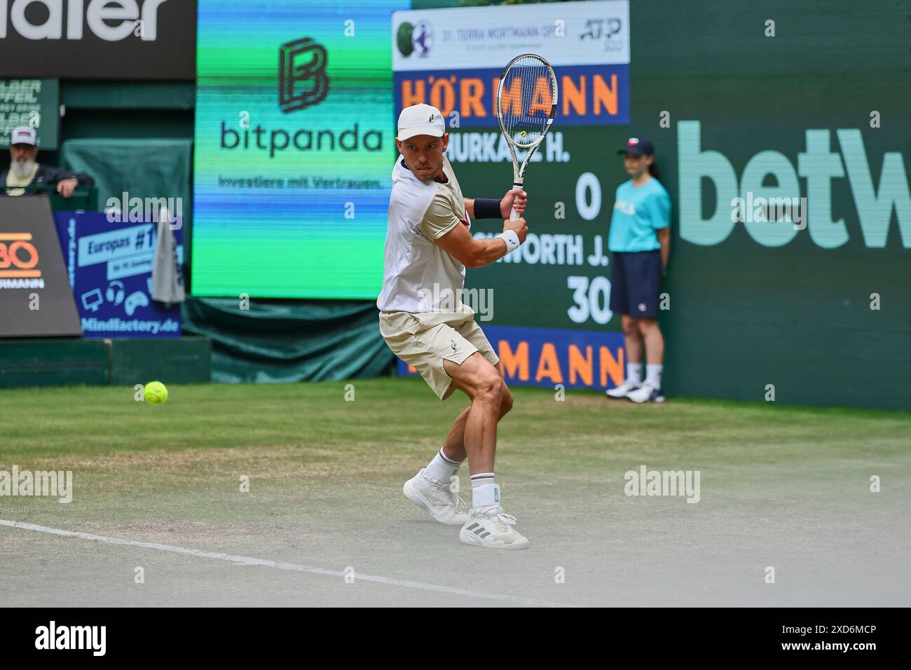 Halle Westf, Westfalen, Deutschland. Juni 2024. James Duckworth (aus) kehrt 31 mit Rückhand zurück. TERRA WORTMANN OPEN, ATP500 - Herren Tennis (Bild: © Mathias Schulz/ZUMA Press Wire) NUR REDAKTIONELLE VERWENDUNG! Nicht für kommerzielle ZWECKE! Stockfoto