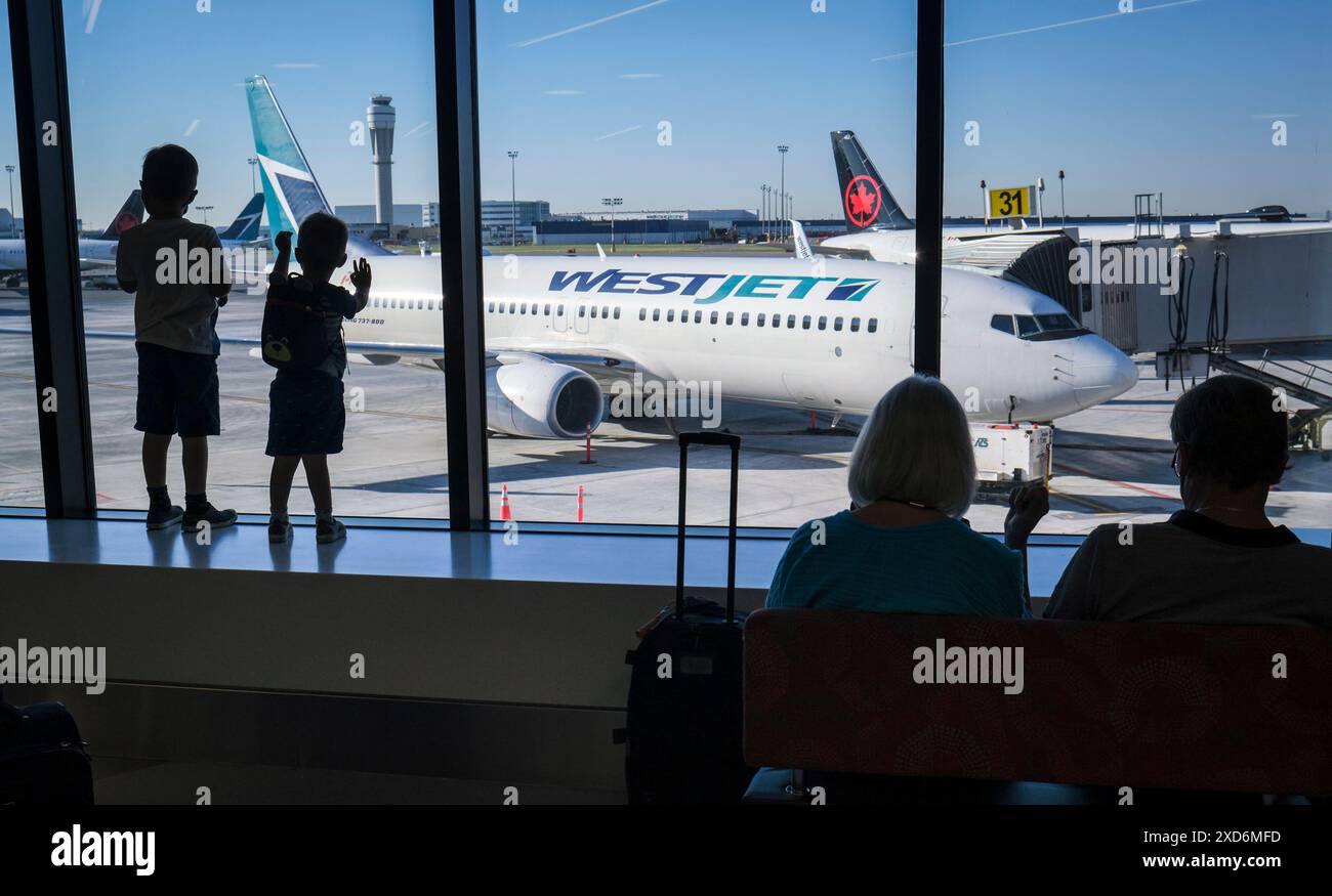 Calgary, Kanada. 31. August 2022. Die Drohung eines Streiks durch die Flugzeugmechaniker von WestJet ist ‚Äî vorerst ‚Äî vom Tisch, nachdem beide Seiten bereit waren, die Verhandlungen wieder aufzunehmen, aber nicht bevor fast 50 Flüge annulliert wurden. Am internationalen Flughafen Calgary in Calgary, Alta, Mittwoch, 31. August 2022, sehen DIE Leute ein WestJet Flugzeug. THE CANADIAN PRESS/Jeff McIntosh Credit: The Canadian PRESS/Alamy Live News Stockfoto