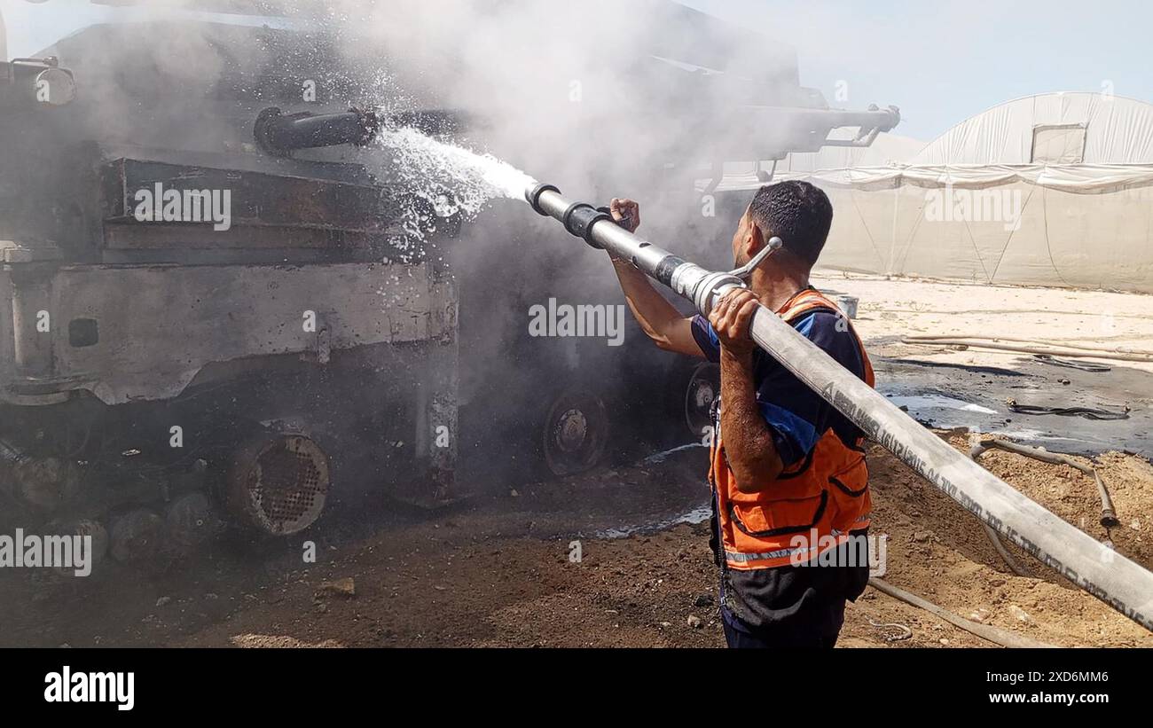 Rafah, Gaza. Juni 2024. Feuerwehrleute löschten ein Feuer nach einem israelischen Angriff auf ein Gebiet, das für vertriebene Palästinenser bestimmt ist, im Gebiet Al-Mawasi, westlich von Rafah, im südlichen Gazastreifen. Juni 2024. Foto: Palästinensische Zivilverteidigung/UPI Credit: UPI/Alamy Live News Stockfoto