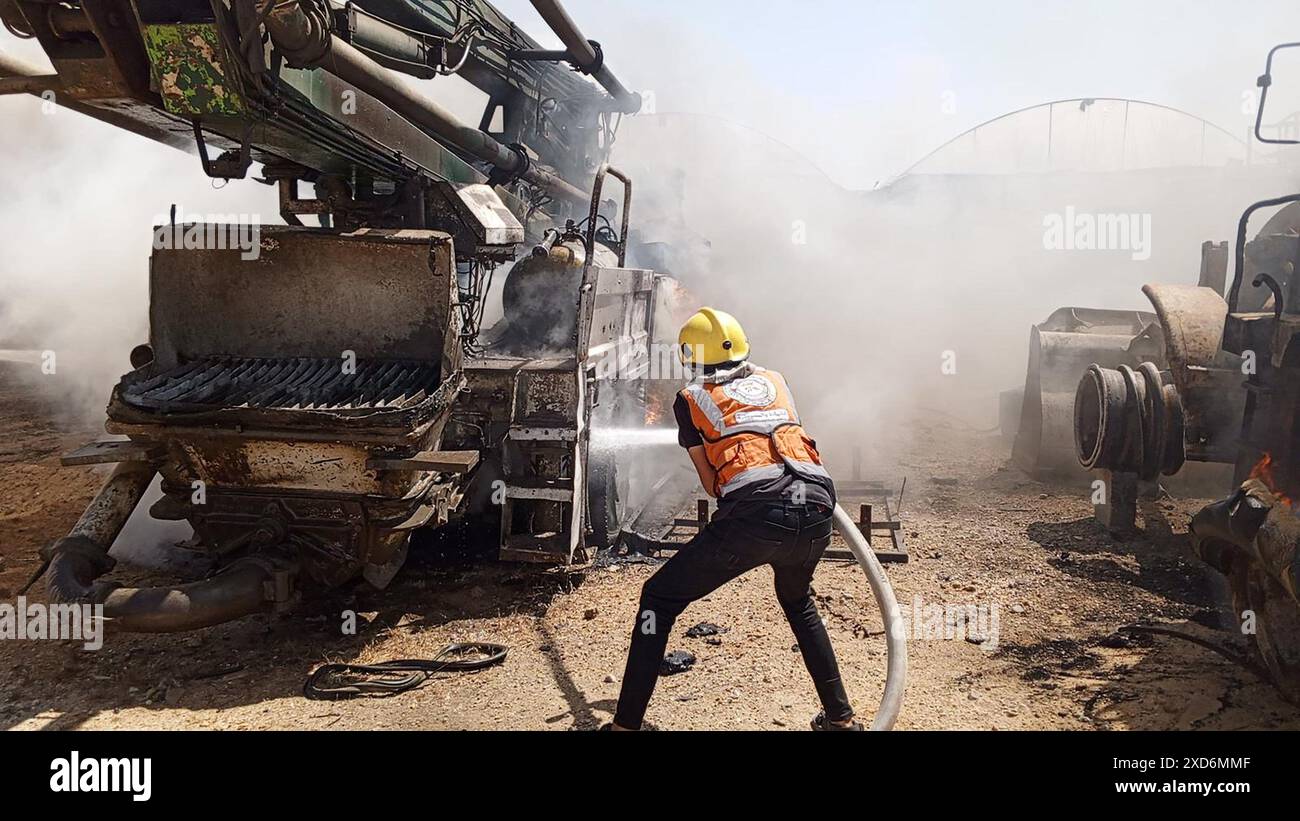 Rafah, Gaza. Juni 2024. Feuerwehrleute löschten ein Feuer nach einem israelischen Angriff auf ein Gebiet, das für vertriebene Palästinenser bestimmt ist, im Gebiet Al-Mawasi, westlich von Rafah, im südlichen Gazastreifen. Juni 2024. Foto: Palästinensische Zivilverteidigung/UPI Credit: UPI/Alamy Live News Stockfoto