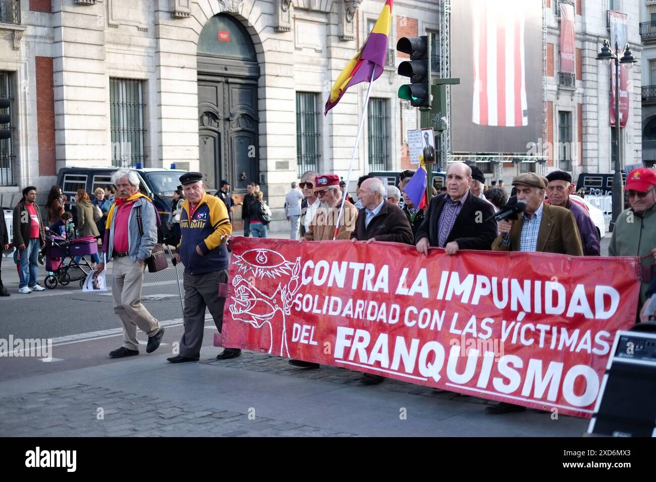 Demonstranten mit einem Banner, das zur Solidarität mit den Opfern des Francoismus und zum "Ende der Straflosigkeit" aufruft. Stockfoto