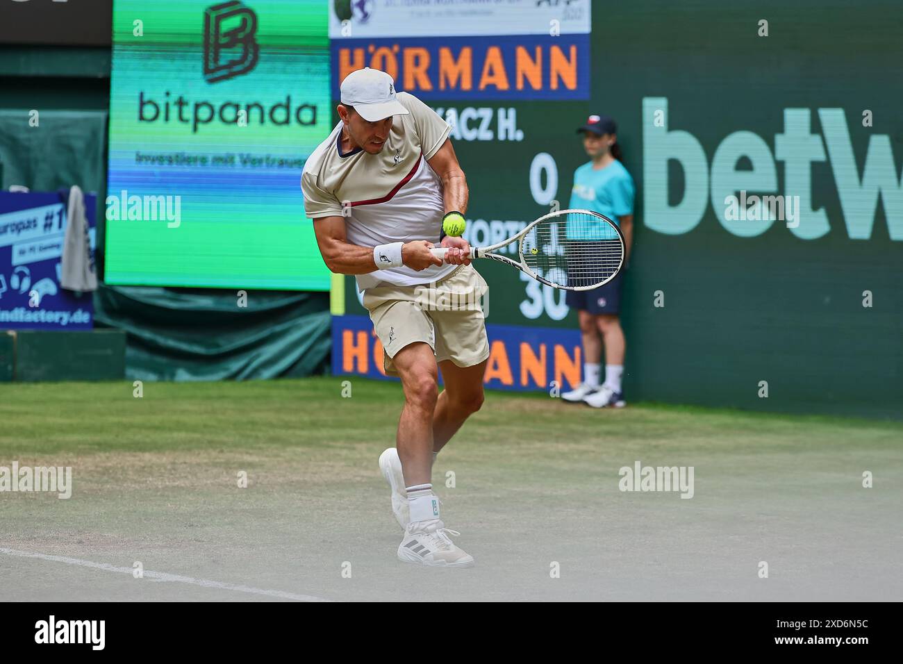 Halle Westf, Westfalen, Deutschland. Juni 2024. James Duckworth (aus) kehrt 31 mit Rückhand zurück. TERRA WORTMANN OPEN, ATP500 - Herren Tennis (Bild: © Mathias Schulz/ZUMA Press Wire) NUR REDAKTIONELLE VERWENDUNG! Nicht für kommerzielle ZWECKE! Stockfoto