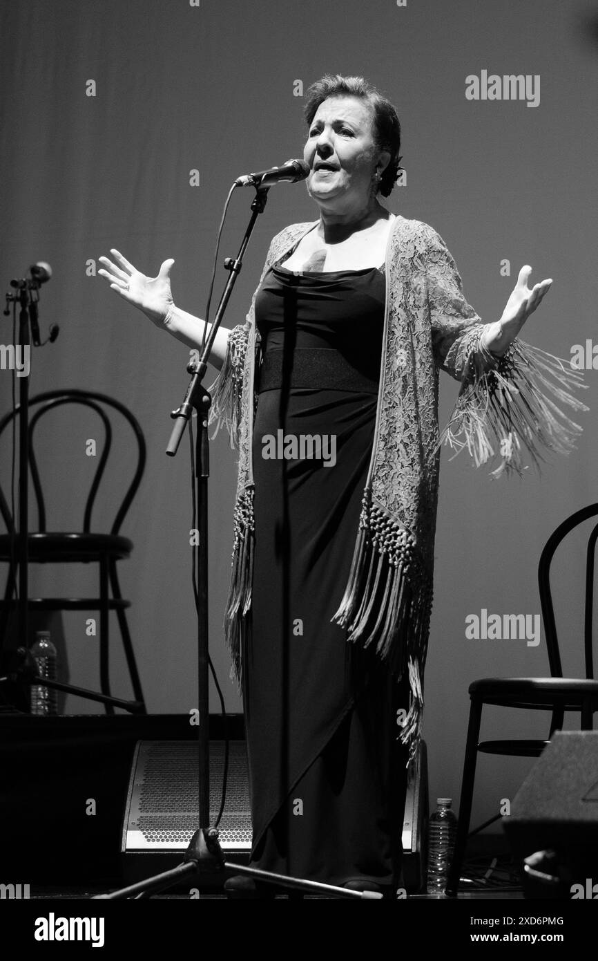 Madrid, Spanien. Juni 2024. Die Sängerin Carmen Linares tritt auf der Bühne während des Universal Music Festivals 2024 im Teatro Albeniz am 20. Juni 2024 in Madrid auf. Quelle: SIPA USA/Alamy Live News Stockfoto