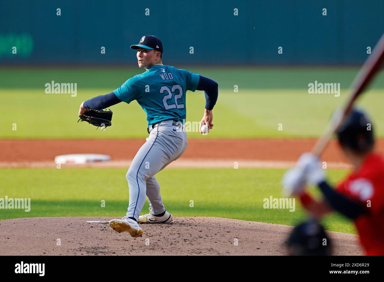 CLEVELAND, OH - 19. JUNI: Der Pitcher Bryan Woo (22) der Seattle Mariners spielt während eines MLB-Spiels gegen die Cleveland Guardians am 19. Juni 2024 im Progressive Field in Cleveland, Ohio. (Foto: Joe Robbins/Image of Sport) Stockfoto