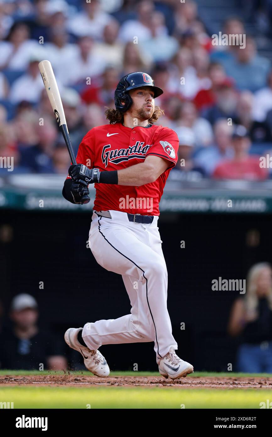 CLEVELAND, OH - 19. JUNI: Cleveland Guardians Shortstop Daniel Schneemann (10) schlägt während eines MLB-Spiels gegen die Seattle Mariners am 19. Juni 2024 im Progressive Field in Cleveland, Ohio. (Foto: Joe Robbins/Image of Sport) Stockfoto