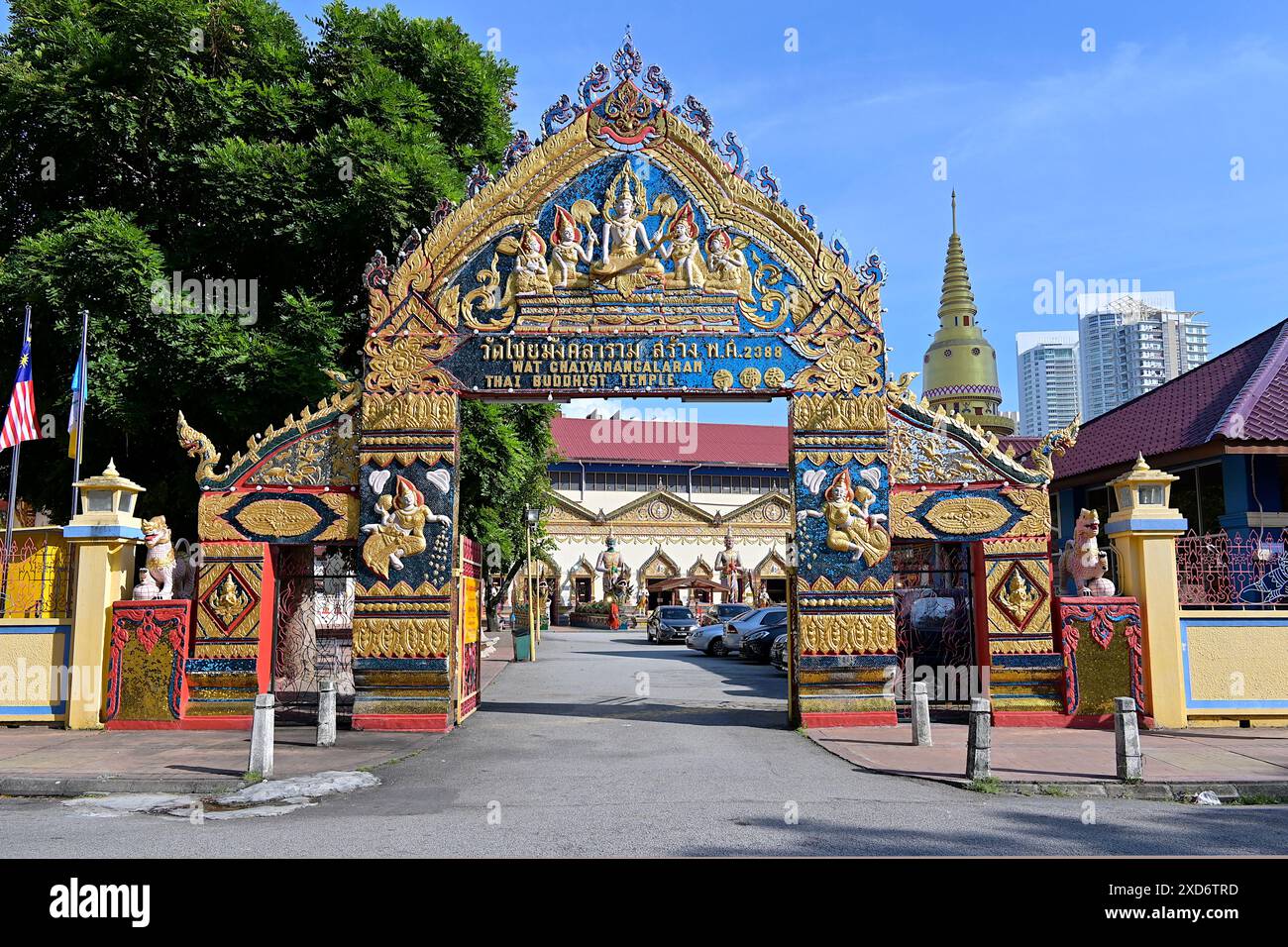 Haupteingang zum Wat Chayamangkalaram, gegründet 1845, dem ältesten buddhistischen Tempel Siames Theravada im malaysischen Bundesstaat Penang Stockfoto