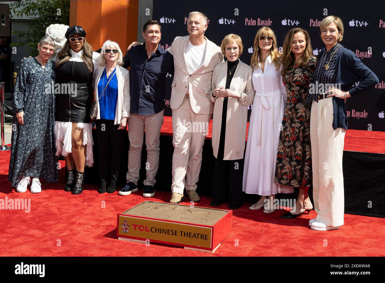 Hollywood, USA. Juni 2024. Mindy Cohn, Amber Charade Robinson, Julia Duffy, Tate Taylor, Abe Sylvia, Carol Burnett, Laura Dern, Jayme Lemons und Allison Janney nehmen am 20. Juni 2024 an Carol Burnetts Handabdruck und Fußabdruck im TCL Chinese Theatre in Hollywood Teil. (Foto: Corine Solberg/SIPA USA) Credit: SIPA USA/Alamy Live News Stockfoto