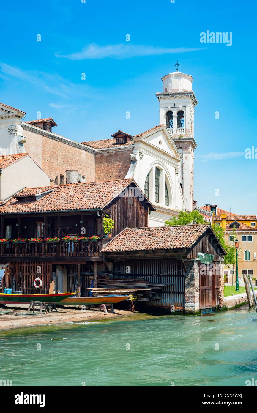 Venedig, Italien, Squero di San Trovaso; Gondelwerkstatt entlang des Rio San Trovaso in Dorsoduro, nur redaktionell. Stockfoto