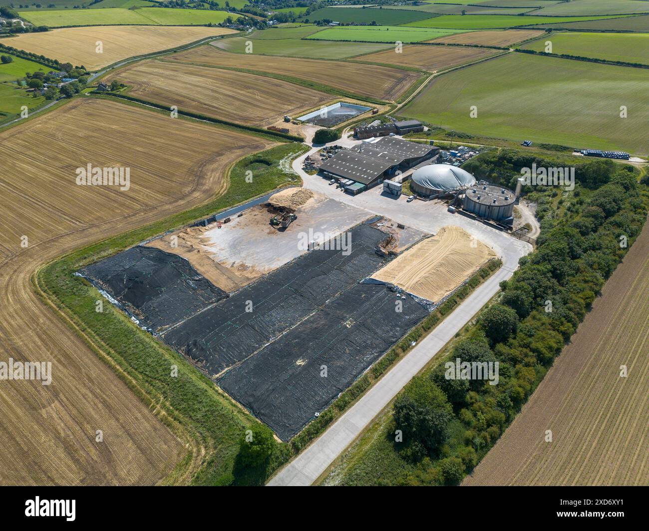 Poundbury, Dorchester, Dorset, Großbritannien. Juni 2024. Aus der Vogelperspektive die Rainbarrow Farm, die Heimat der ersten anaeroben Vergärungsanlage in Poundbury bei Dorchester in Dorset. Seit einem größeren Ausbau im Jahr 2020 produziert es heute genug erneuerbares Gas für 7.500 Häuser im Winter und 100.000 Häuser im Sommer. Bildnachweis: Graham Hunt/Alamy Live News Stockfoto