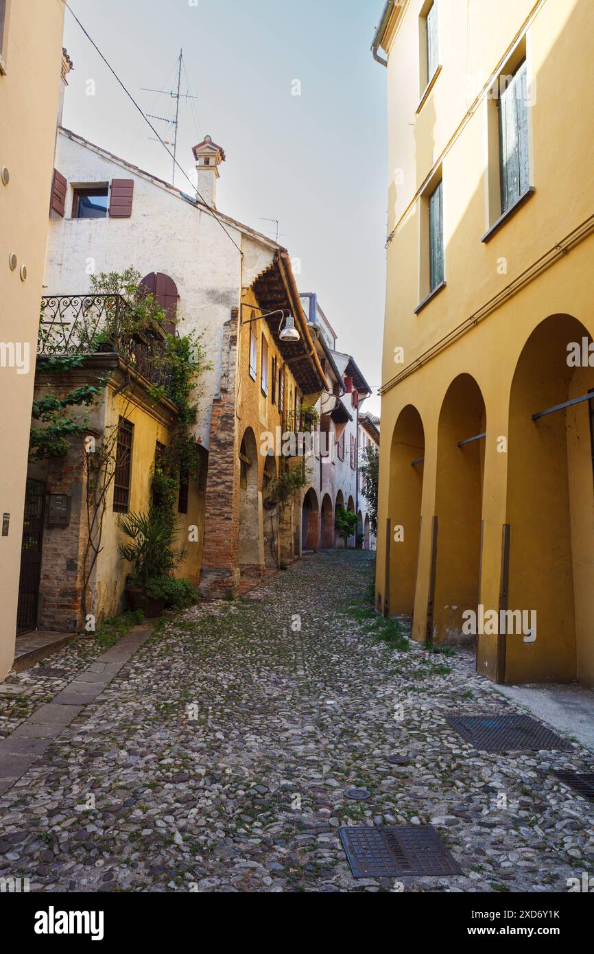 Typisch italienische Straße, Treviso, Italien. Italienische Architektur in Europa. Eine Stadt in der Nähe von Venedig. Stockfoto