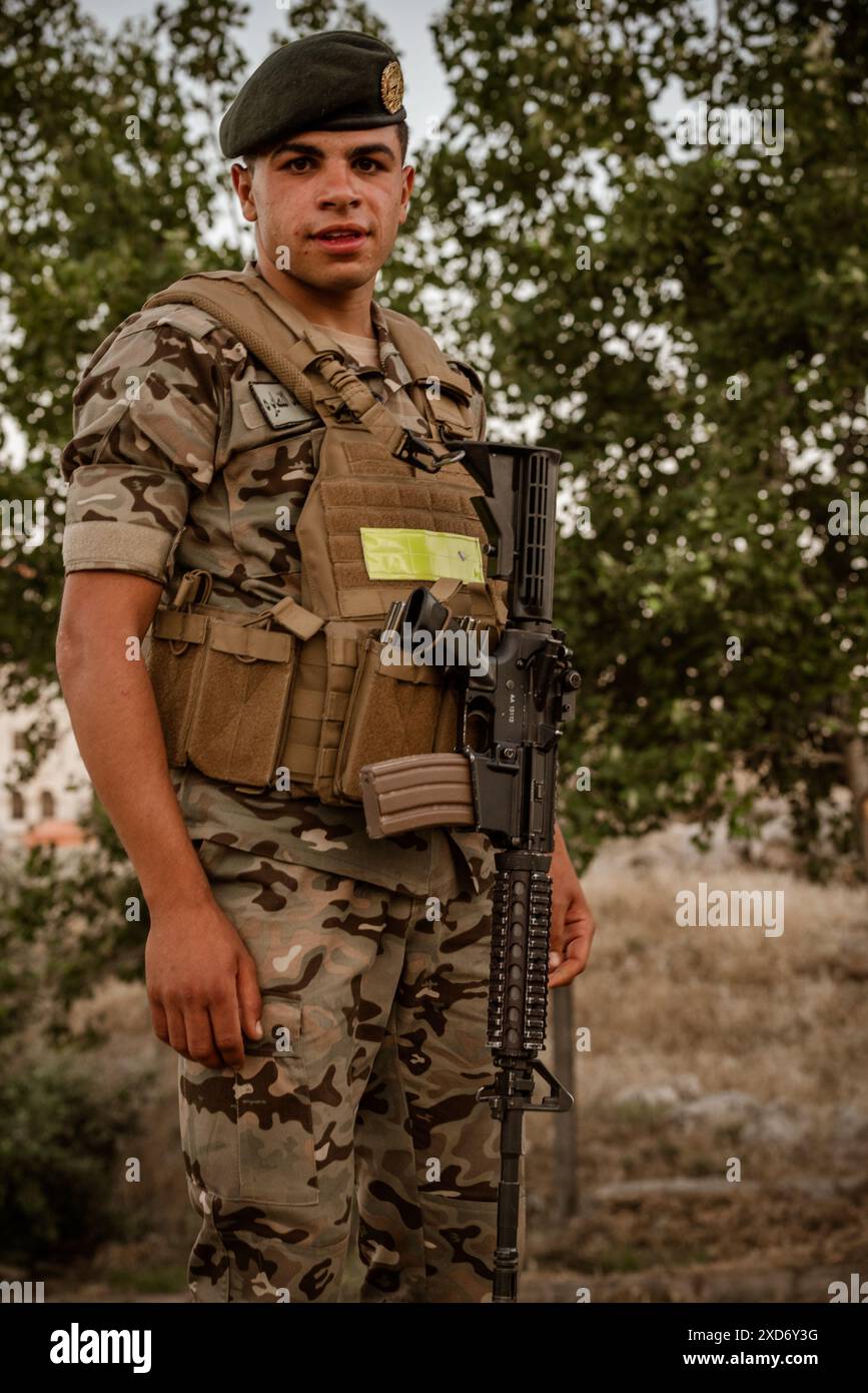 Amman, Jordanien - 9. Juni 2024: Jordanische Soldaten stehen während der Feier des Silbernen Jubiläums von König Abdullah im Königreich in Bildung Stockfoto