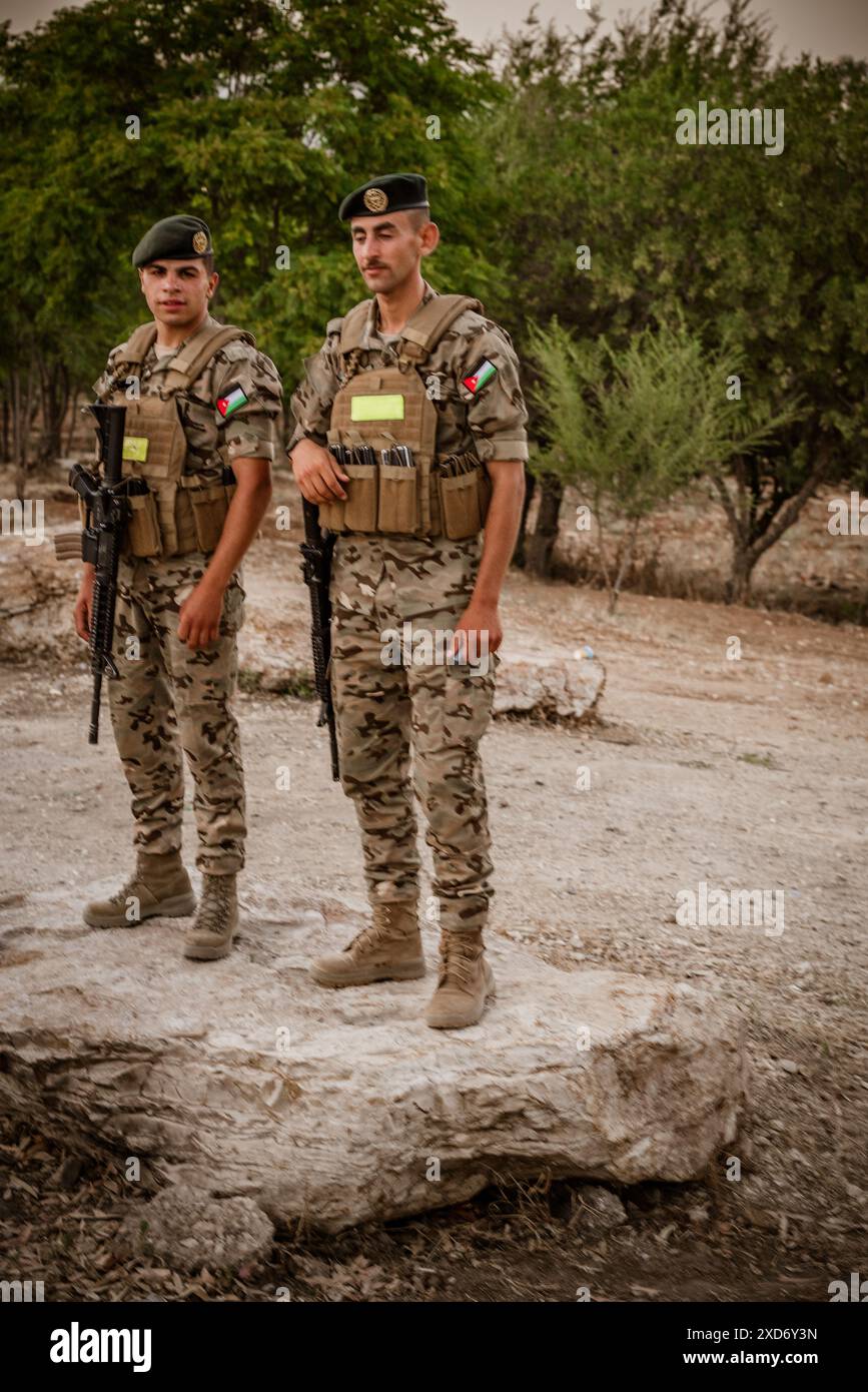 Amman, Jordanien - 9. Juni 2024: Jordanische Soldaten stehen während der Feier des Silbernen Jubiläums von König Abdullah im Königreich in Bildung Stockfoto
