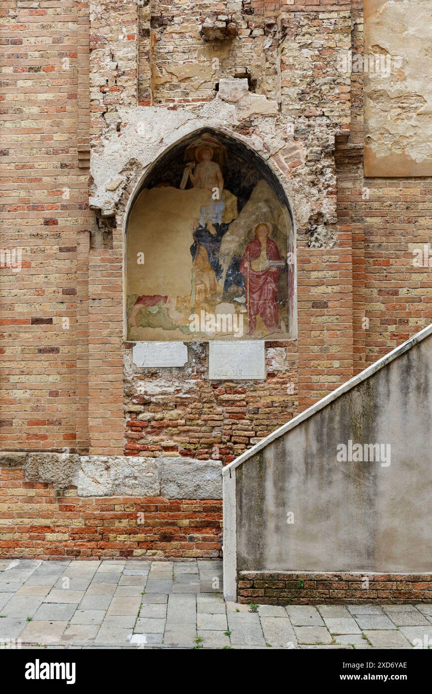 Eine Nische an der Seite des Baptisteriums von St. Johannes dem Täufer ist mit einem spätgotischen Fresko von einem Maler in der Nähe von Gentile da Fabriano verziert. Die fr Stockfoto