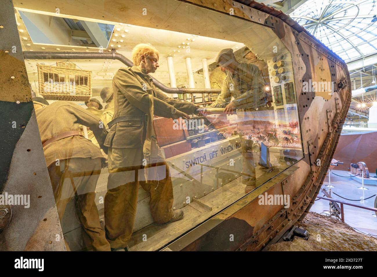 Royal Tank Museum, Amman, Jordanien – 4. Mai 2024: Historisches bedeutendes Innenleben des britischen Panzers Mark I mit einer als Soldat gekleideten Schaufensterpuppe Stockfoto
