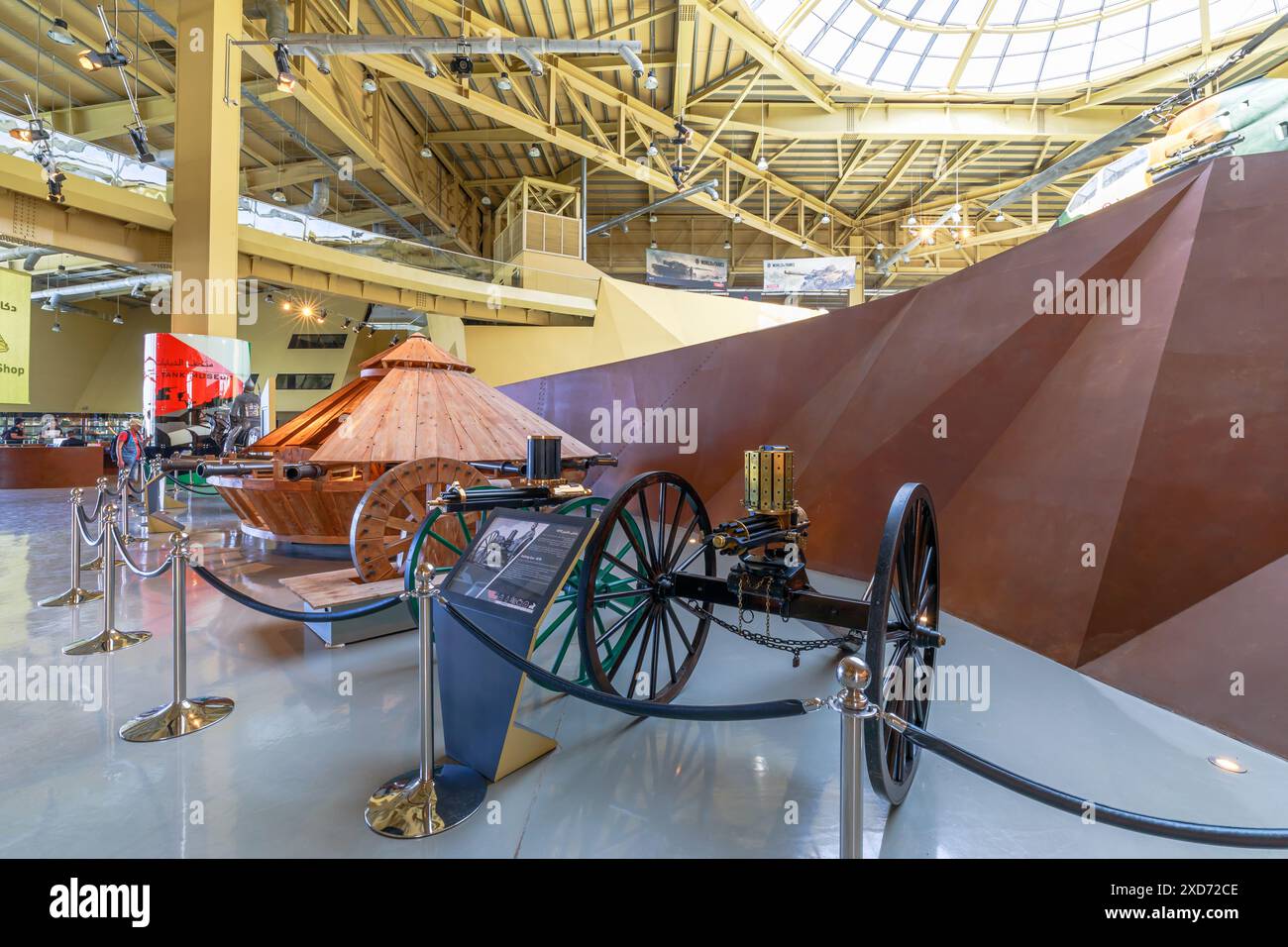 Royal Tank Museum, Amman, Jordanien - 4. Mai 2024: Klassisches 1878 amerikanisches Gatling-Geschütz auf einer Holzkutsche im Tank Museum, das die Geschichte illustriert Stockfoto