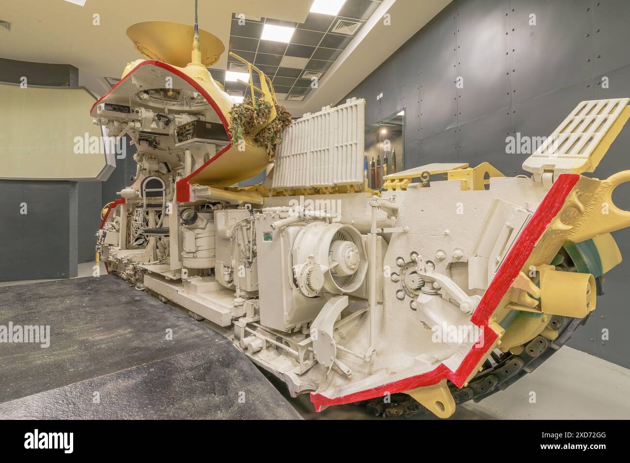 Royal Tank Museum, Amman, Jordanien - 4. Mai 2024: Detaillierte Ansicht der Innenausstattung und des Designs des amerikanischen Panzers M48 Patton aus den 1950er Jahren Stockfoto