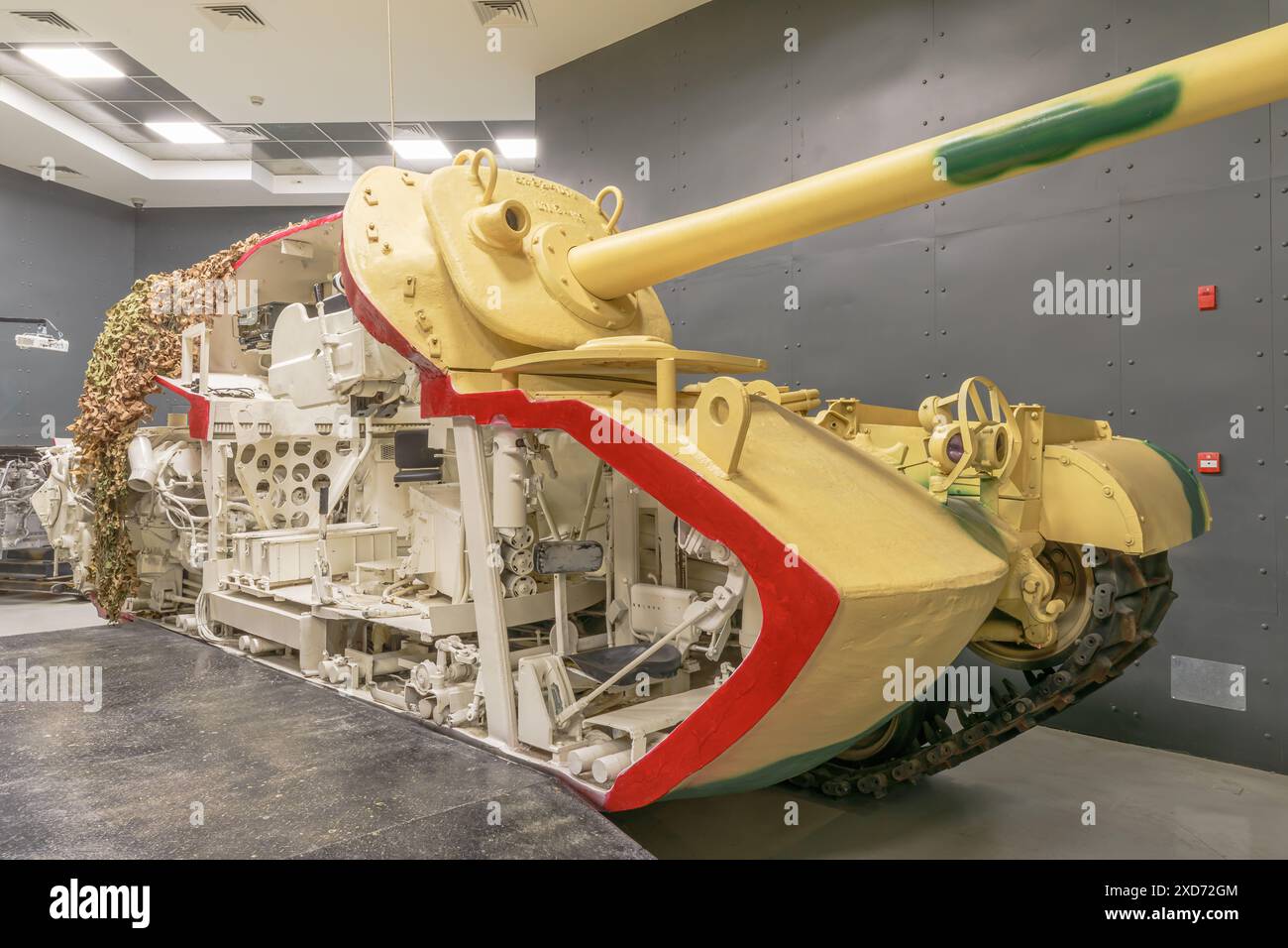 Royal Tank Museum, Amman, Jordanien - 4. Mai 2024: Entdecken Sie das restaurierte Innere eines Panzers der US-Armee M48 Patton aus den 1950er Jahren im Royal Tank Museum in Stockfoto