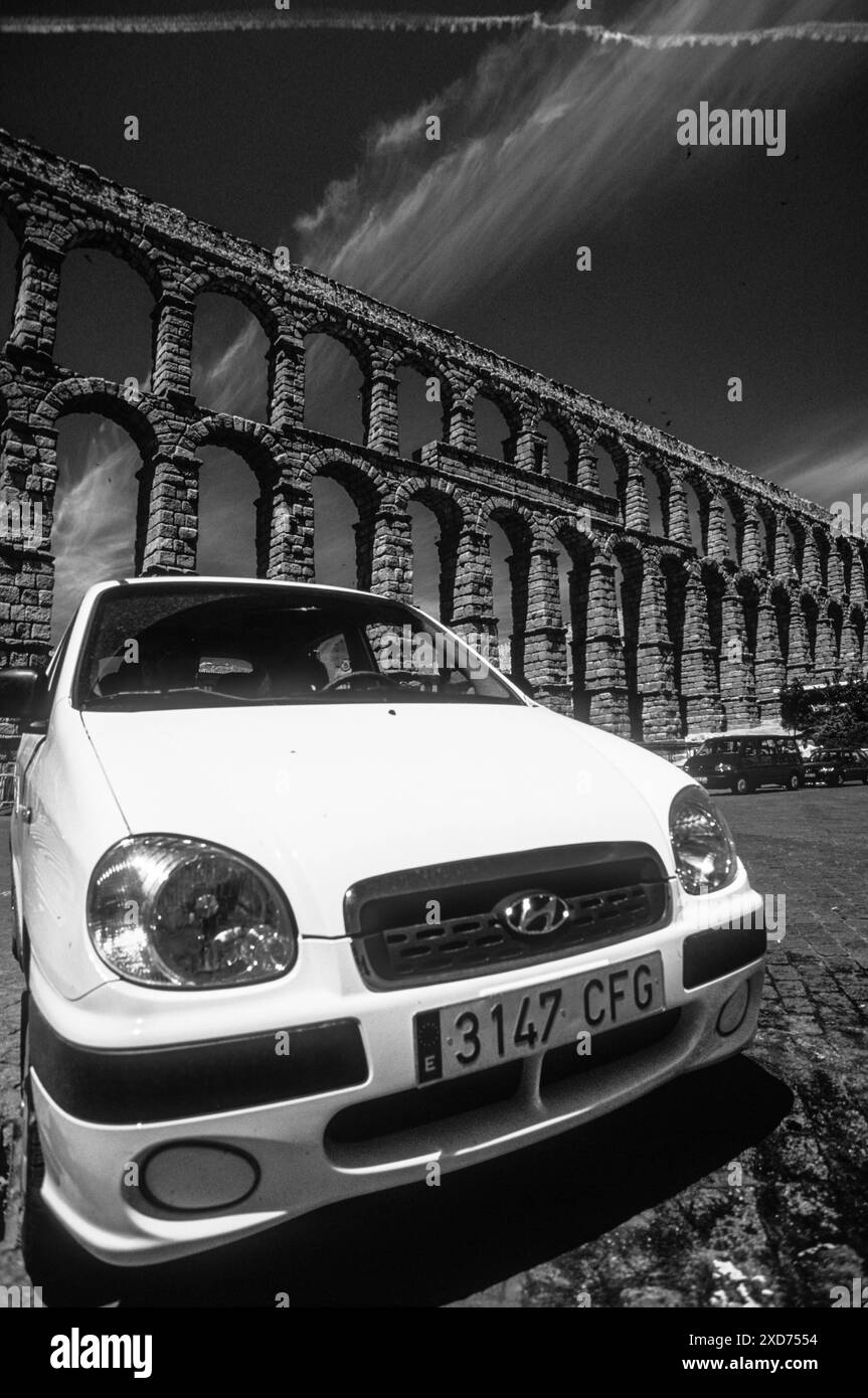 Autos im römischen Aquädukt von Segovia, Kastilien und Leon, Spanien Stockfoto