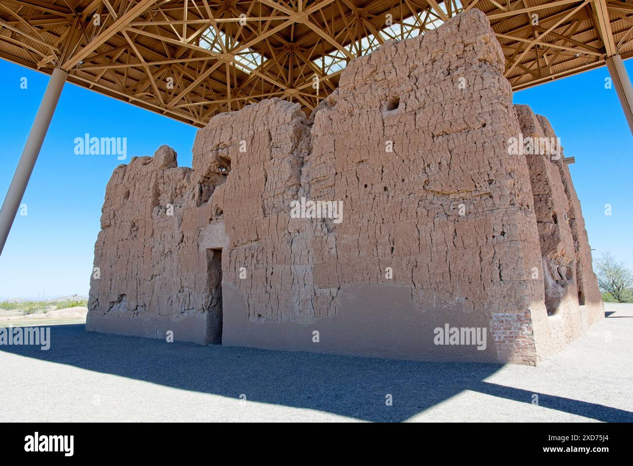 Das vierstöckige große Haus aus lehmziegel unter Schutzdach am Casa Grande Ruins National Monument – Coolidge, Arizona, April 2024 Stockfoto