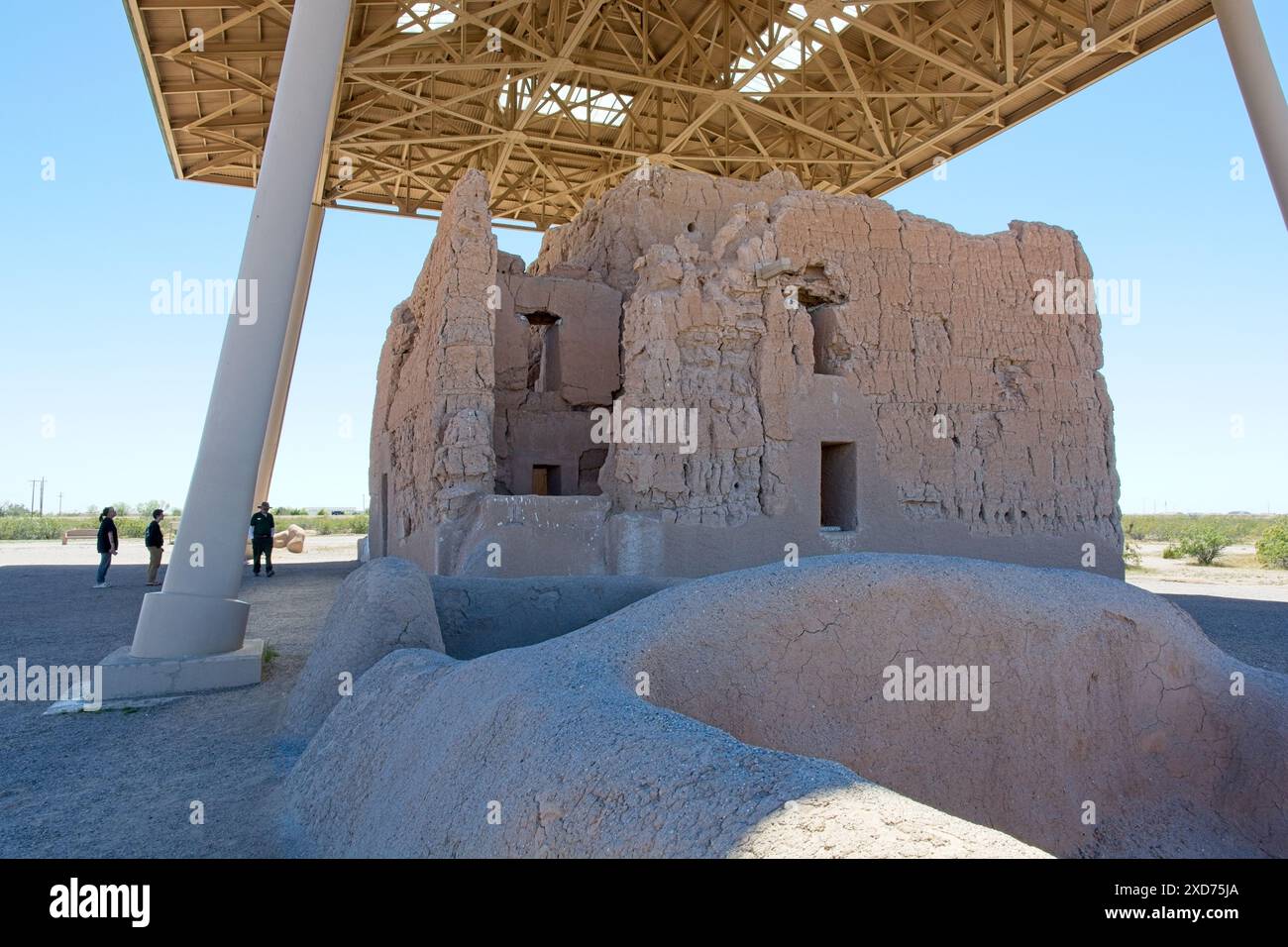 National Parks Tour durch das große Haus aus adobe am Casa Grande Ruins National Monument – Coolidge, Arizona, April 2024 Stockfoto