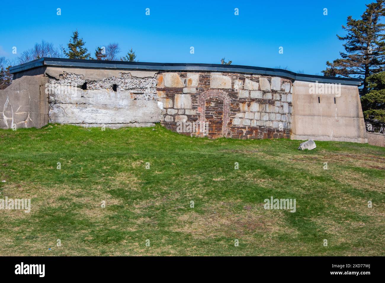 Verteidigungsmauern an der York Redoubt National Historic Site in Fergusons Cove, Nova Scotia, Kanada Stockfoto