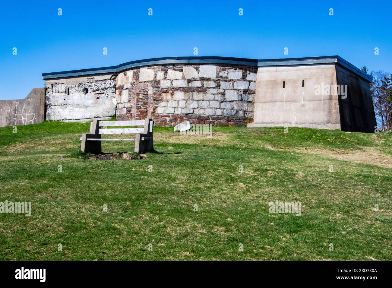 Verteidigungsmauern an der York Redoubt National Historic Site in Fergusons Cove, Nova Scotia, Kanada Stockfoto