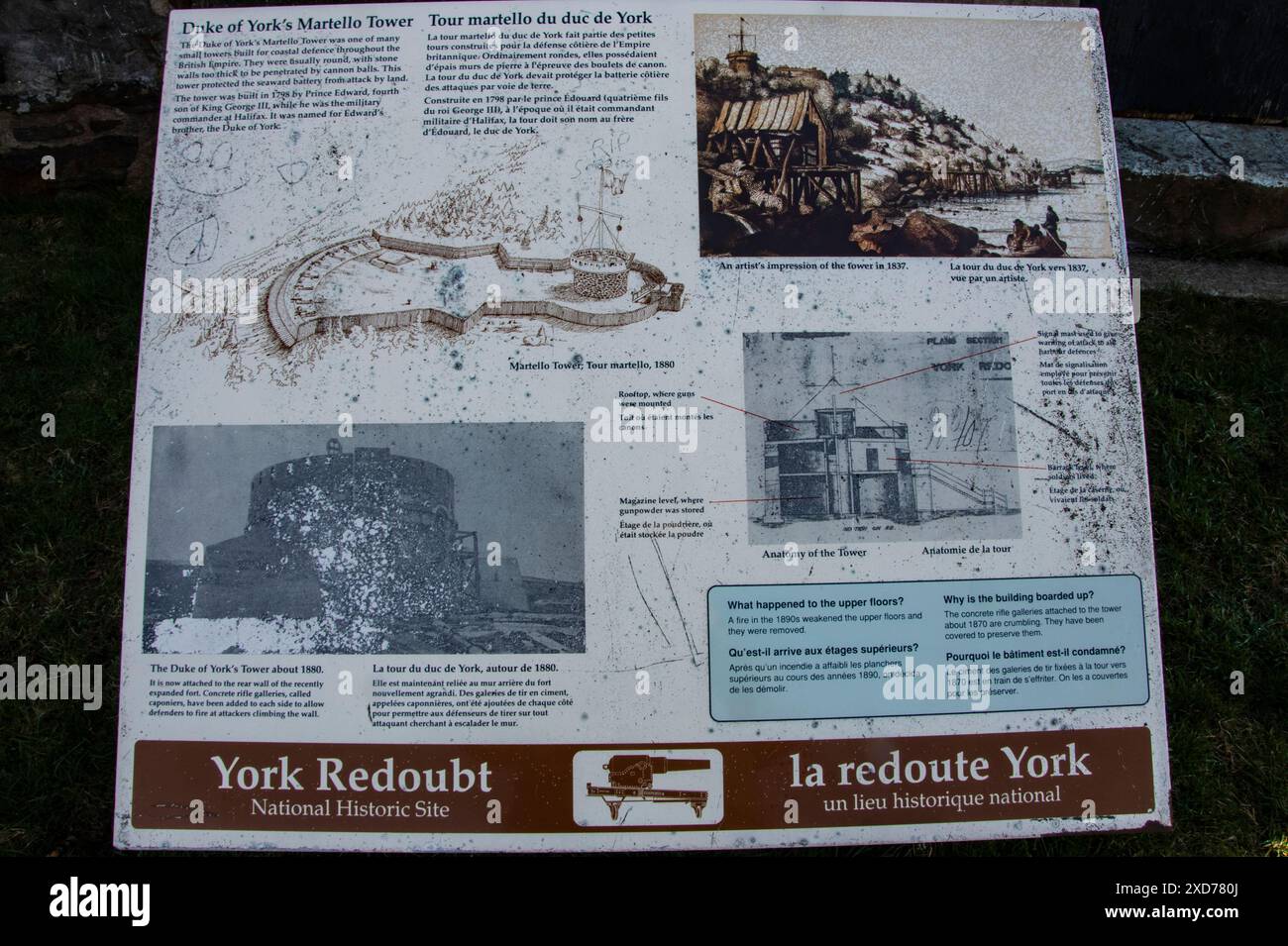 Schild mit dem Martello Tower des Duke of York an der York Redoubt National Historic Site in Fergusons Cove, Nova Scotia, Kanada Stockfoto