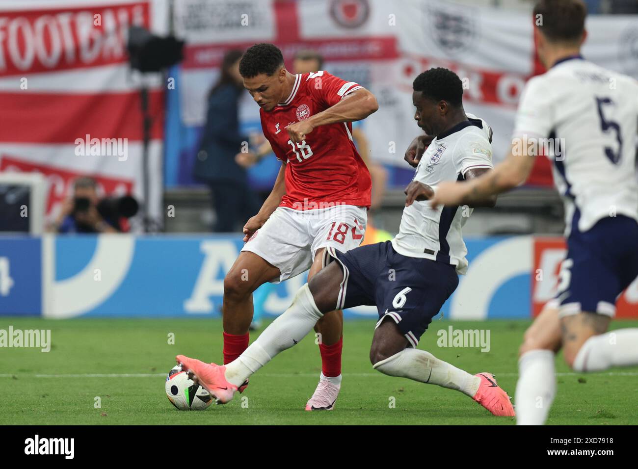 Alexander Bah (Dänemark)Marc Guehi (England) während des Spiels zur UEFA Euro Germany 2024 zwischen Dänemark 1-1 England in der Frankfurt Arena am 20. Juni 2024 in Frankfurt. Quelle: Maurizio Borsari/AFLO/Alamy Live News Stockfoto