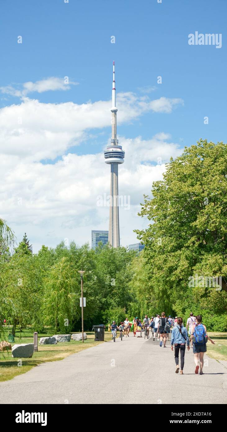 Panoramablick auf die Skyline von Toronto und den Ontario-See an einem sonnigen Tag, Toronto, Ontario, Kanada. TORONTO, Kanada - 03.29. 2024. Stockfoto