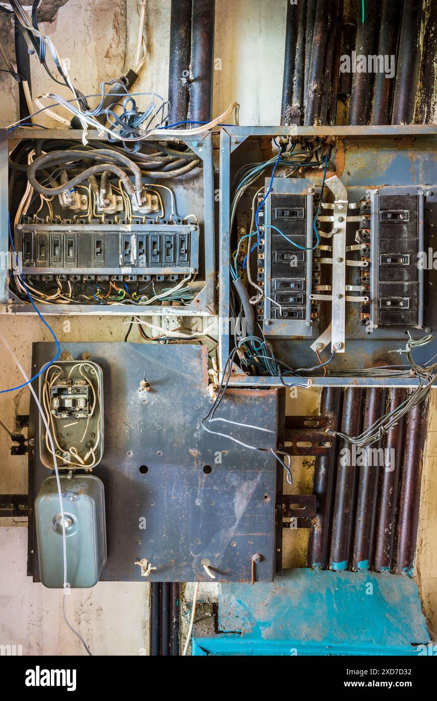 Alter Elektrischer Metallkasten Mit Kunststoffschaltern. Drähte Und Andere Kleine Details Im Inneren Stockfoto