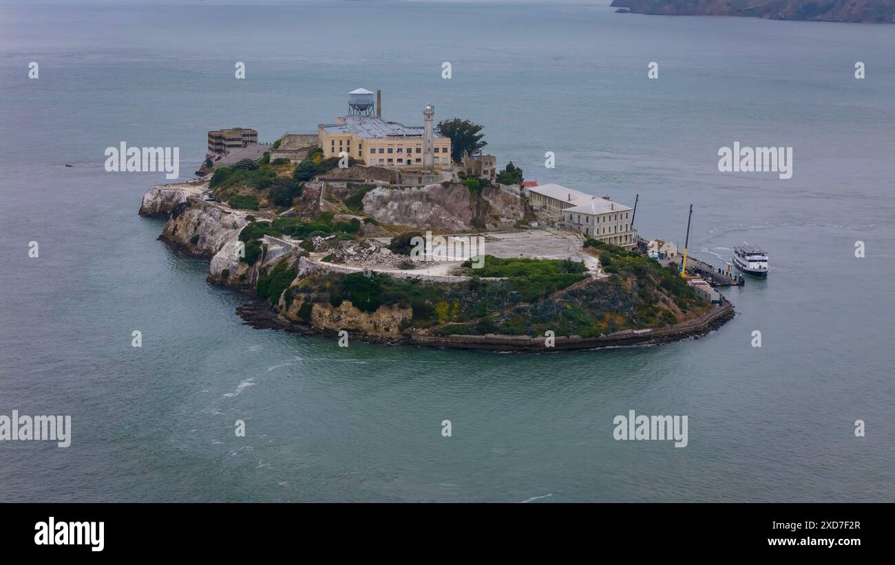 San Francisco, CA, USA. Juni 2024. Aus der Vogelperspektive des United States Penitentiary, Alcatraz Island, zeigt ein historisches Hochsicherheitsgefängnis auf einer kleinen Insel vor San Francisco. Erbaut in den Jahren 1910 und 1912, betrieben von 1934 bis 1963 und ist heute eine wichtige Touristenattraktion. (Kreditbild: © Walter G. Arce Sr./ASP via ZUMA Press Wire) NUR REDAKTIONELLE VERWENDUNG! Nicht für kommerzielle ZWECKE! Stockfoto