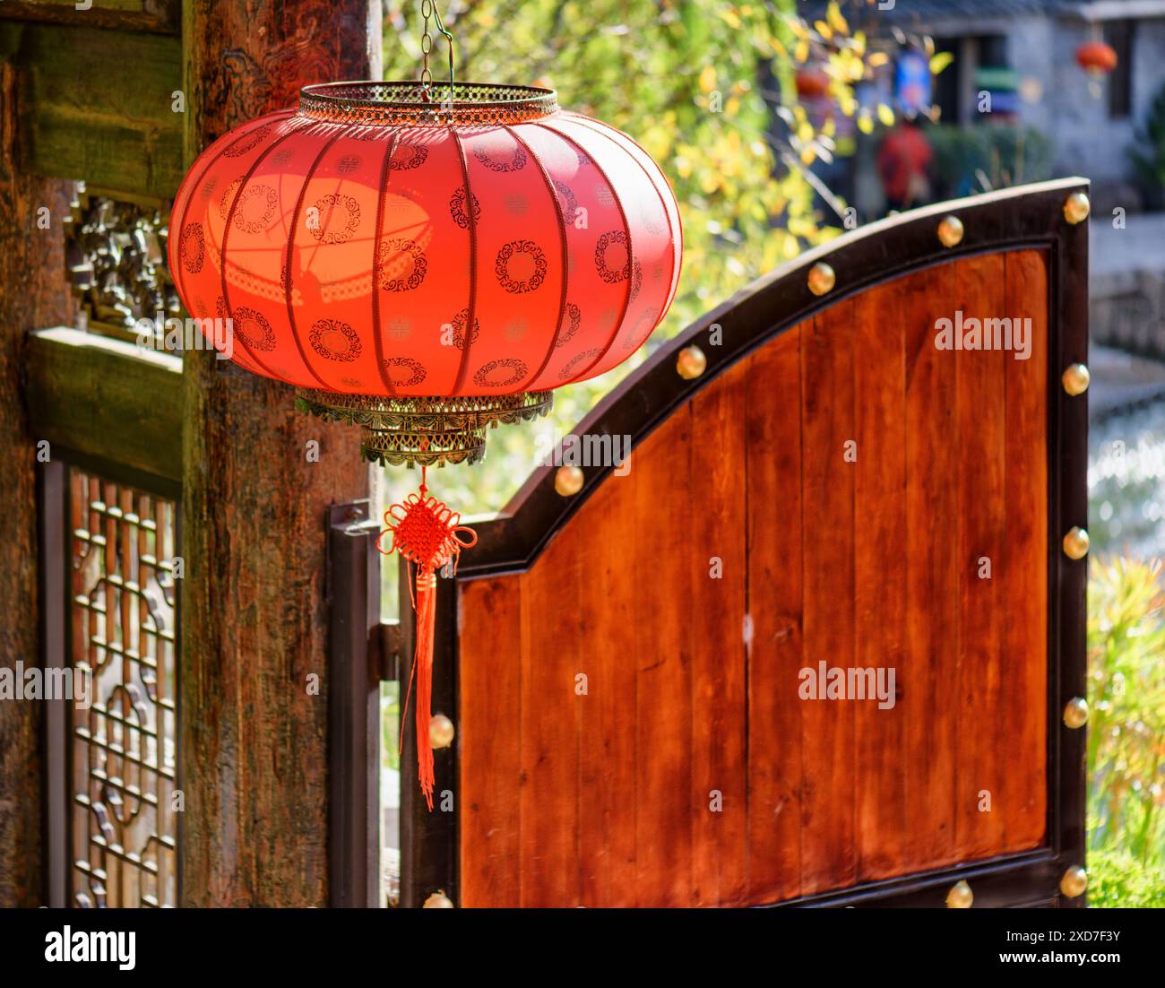 Traditionelle chinesische rote Laterne auf der Straße der Altstadt von Lijiang. Lijiang ist ein beliebtes Touristenziel Asiens. Stockfoto