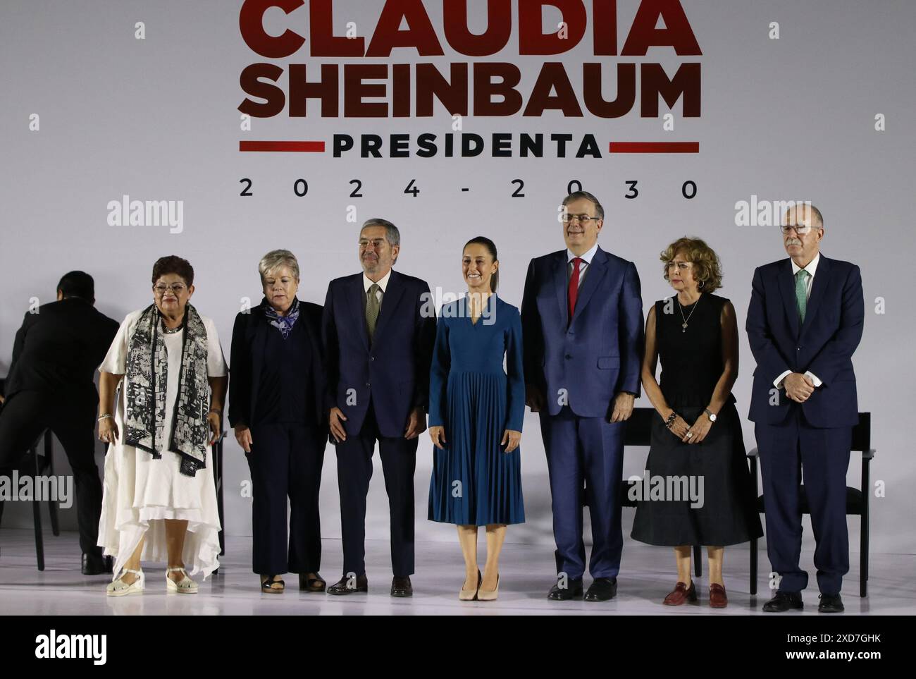 (L-R) mexikanische Rechtsanwältin Ernestina Godoy Ramos als Rechtsberaterin, Alicia BÃ¡rcena Ibarra als Sekretärin für Umwelt und natürliche Ressourcen, Juan RamÃ³n de la Fuente als Außenminister Mexikos, die künftige Präsidentin Mexikos, Claudia Sheinbaum Pardo, Marcelo Ebrard CasaubÃ³n als Wirtschaftsminister, Rosaura Ruiz Gutiérrez als Sekretärin für Wissenschaft, Geisteswissenschaften, Technologie und Innovation und Julio Berdegué SacristÃ¡n als Sekretärin für Landwirtschaft und ländliche Entwicklung posieren während der Vorstellung des ersten Teils des neuen Kabinetts von Claudia Sheinbaum Pardo, der künftigen Präsidentin von Mexi Stockfoto