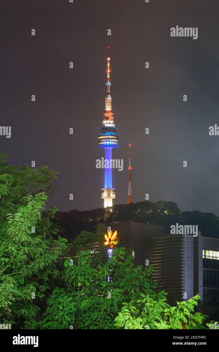 Seoul, Südkorea - 15. Oktober 2017: Fantastischer Blick bei Nacht auf den Namsan Seoul Tower auf dem Namsan Mountain. Der Turm ist eine beliebte Touristenattraktion Asiens. Stockfoto