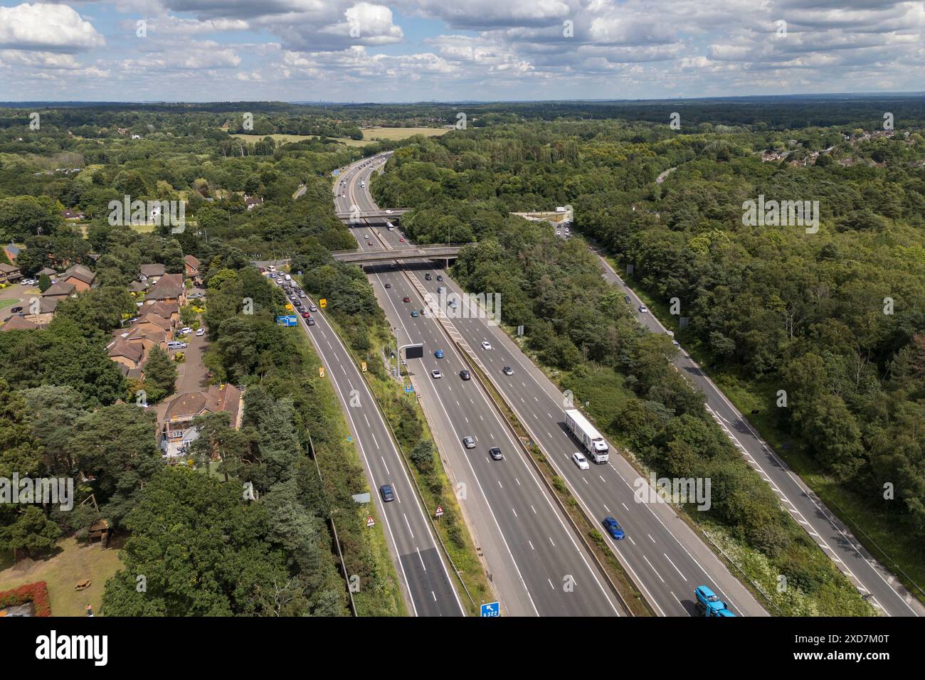 Luftaufnahme der Autobahn M3, Anschlussstelle 3, mit der A322 in der Nähe von Bagshot, Großbritannien. Stockfoto