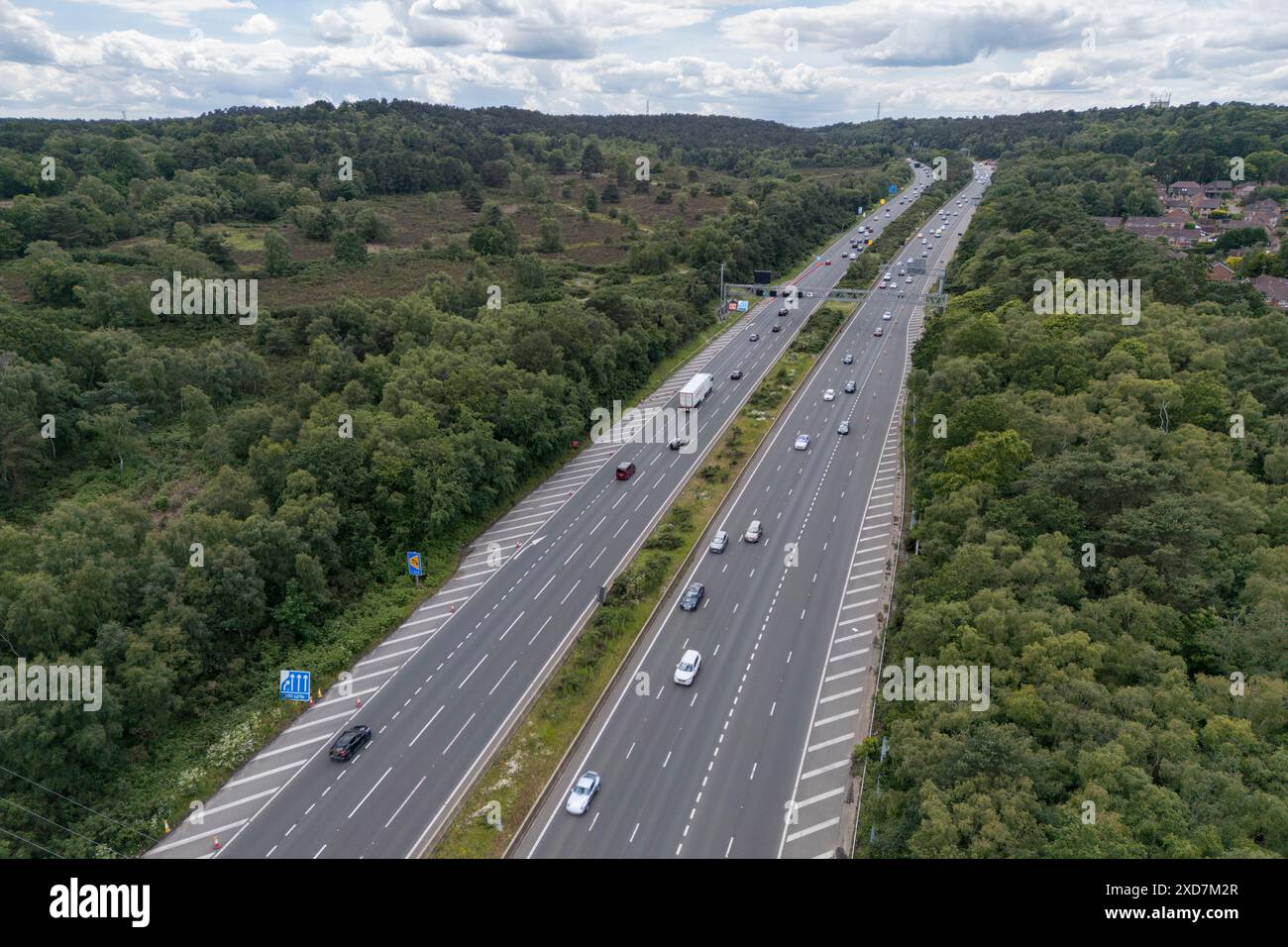 Luftaufnahme der Autobahn M3, Anschlussstelle 3, mit der A322 in der Nähe von Bagshot, Großbritannien. Stockfoto