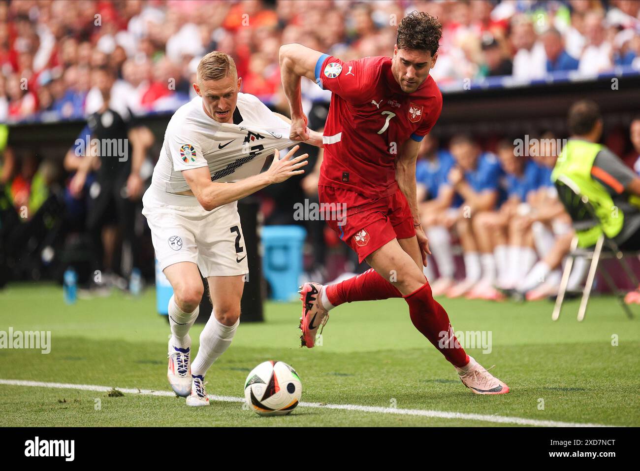 München, Deutschland. Juni 2024. Dusan Vlahovic (R) aus Serbien und Zan Karnicnik (L) aus Slowenien wurden während des Gruppenspiels der UEFA EURO 2024 zwischen Slowenien und Serbien in der Münchner Fußball-Arena im Einsatz. (Endpunktzahl; Slowenien 1:1 Serbien) Credit: SOPA Images Limited/Alamy Live News Stockfoto